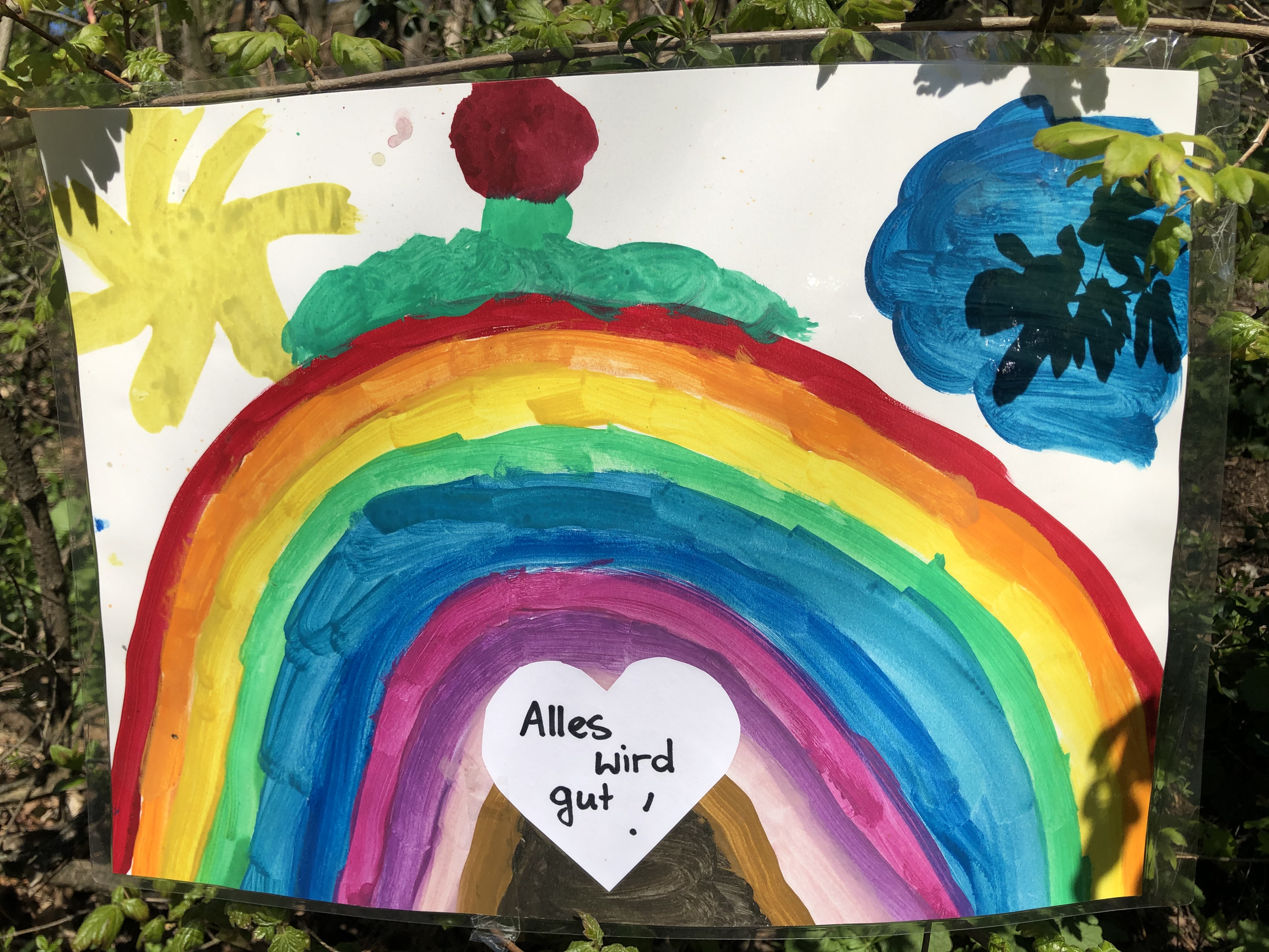 Kinder malen Regenbogen-Bilder gegen die Corona-Krise