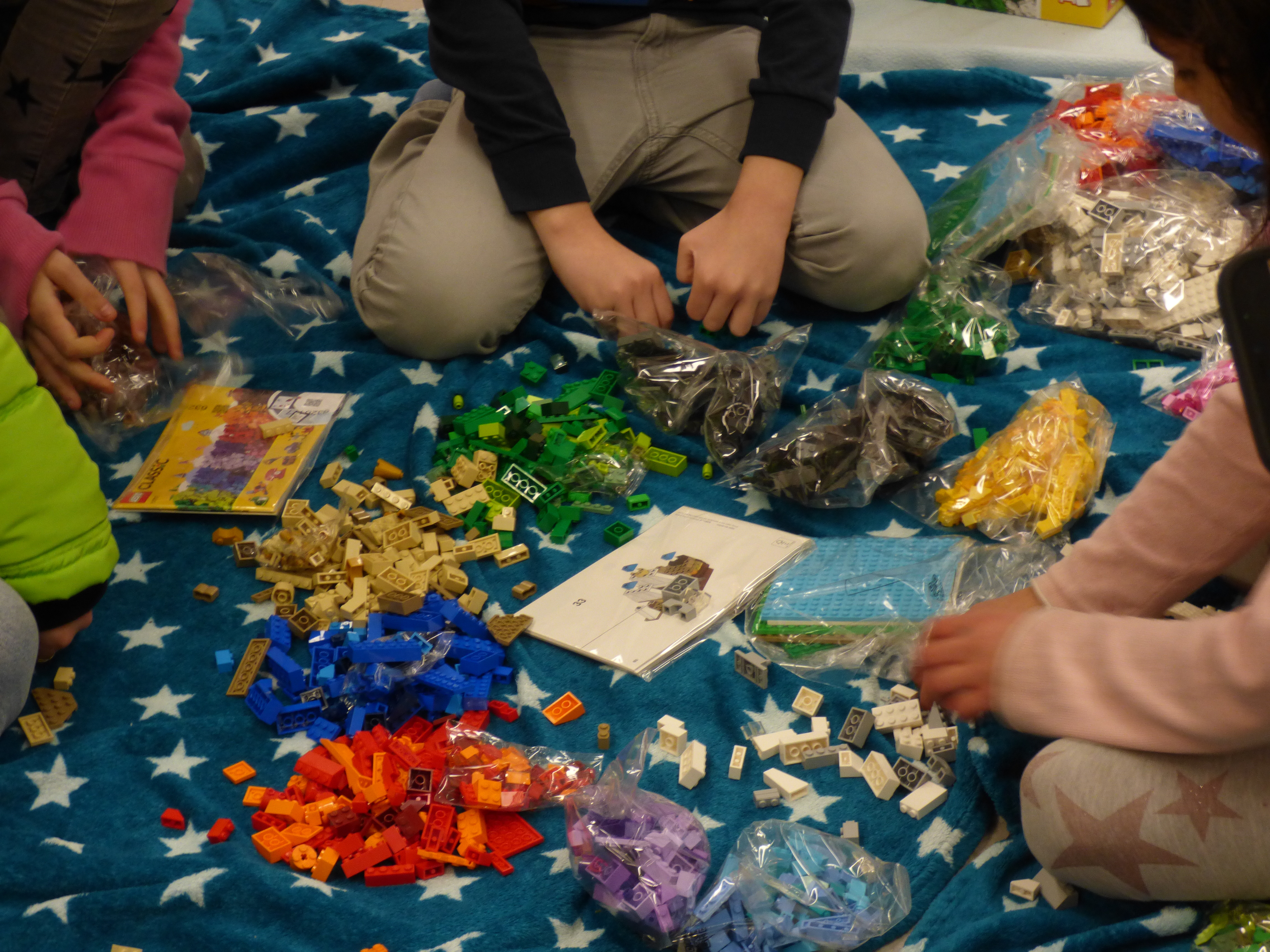 Kinder packen Lego aus
