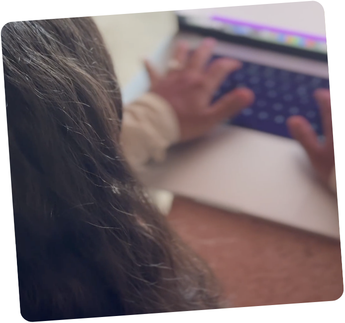Kind arbeitet w&auml;hrend der Entwicklung am Laptop
