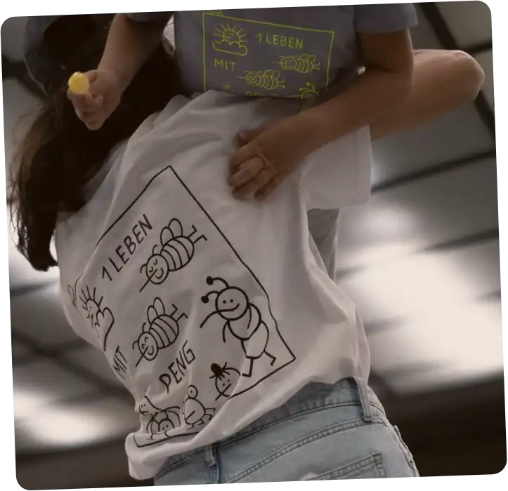 Kind im ASK x PENG Shirt