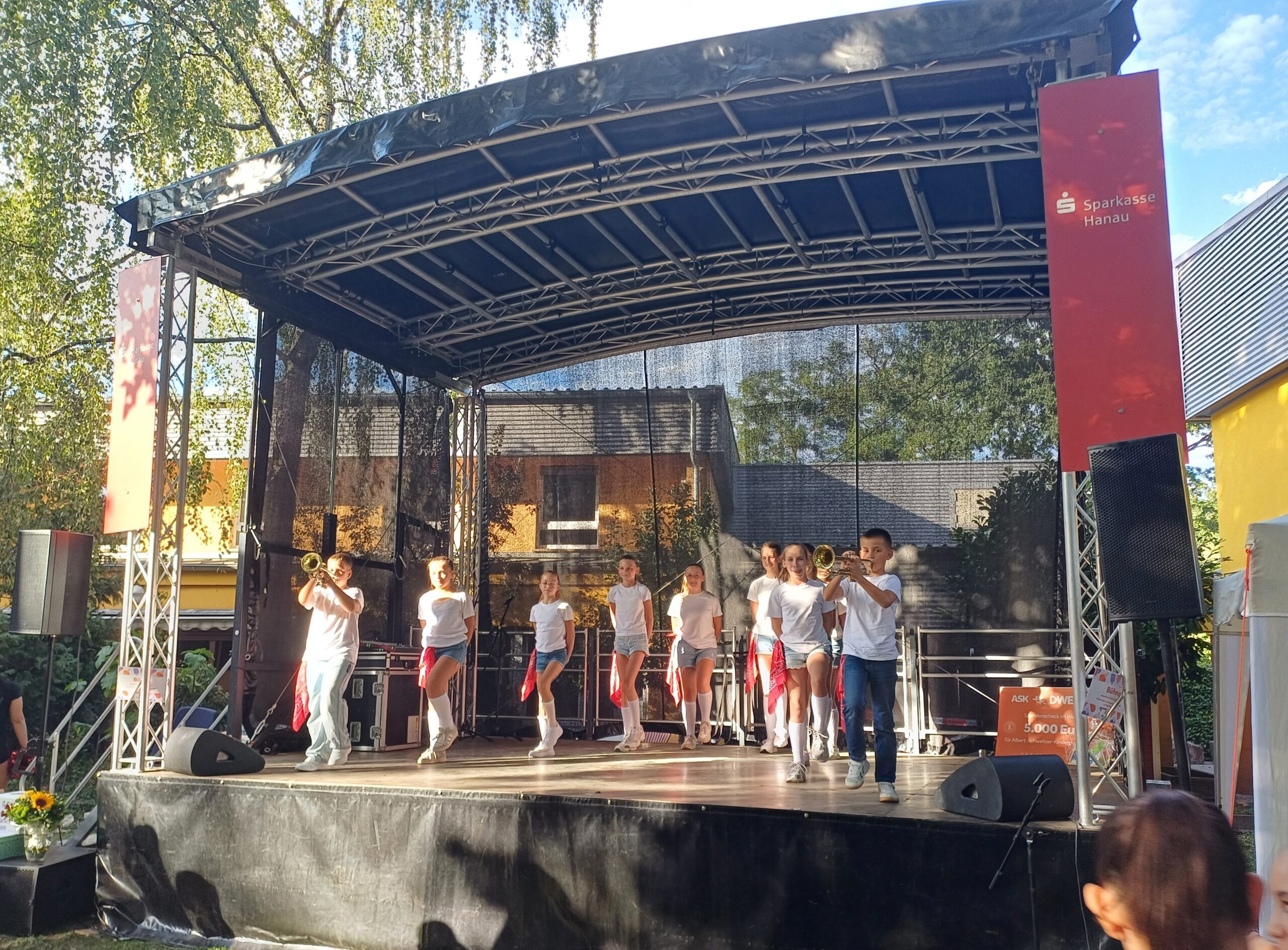 Auftritt der Jungen und Mädchen der Tanzgruppe Funky Feets auf dem Jubiläums-Sommerfest