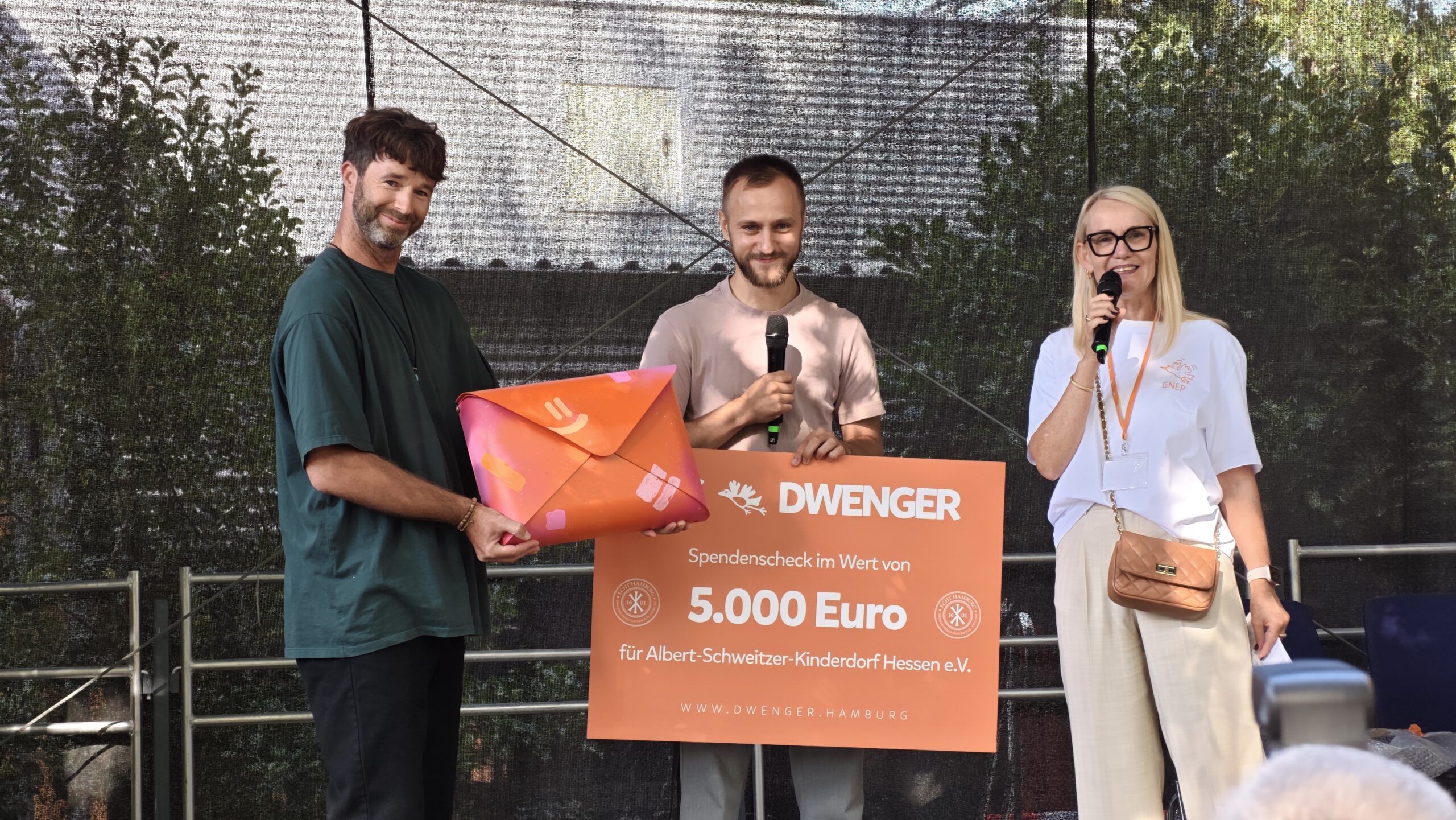 Jonas Dwenger und Manuel Leher übergaben Susanne Högler 5.000 Euro, die bei der Smile-Briefwunder Spendenaktion der Dwenger Design Manufaktur erzielt wurden