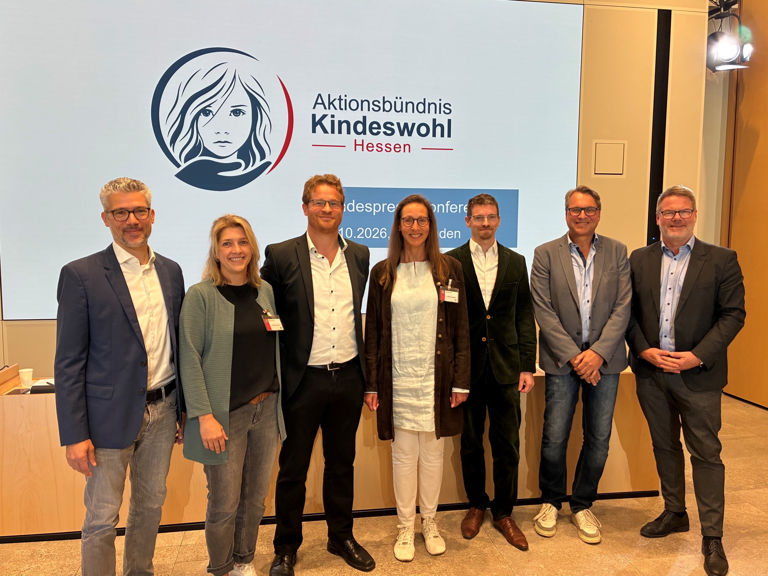 Vertreterinnen und Vertreter des Aktionsbündnisses Kindeswohl Hessen bei einer Pressekonferenz